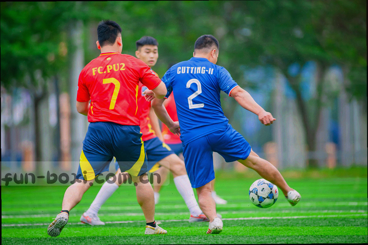 战术板特写，牌面擦写痕迹与网格线清晰可见